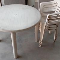 Tavolino in plastica con sedie
