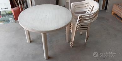 Tavolino in plastica con sedie