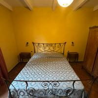 LETTO IN FERRO BATTUTO CON COMODINI