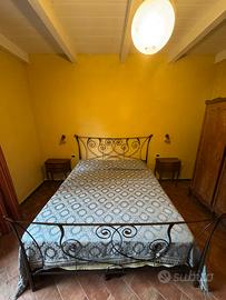 LETTO IN FERRO BATTUTO CON COMODINI