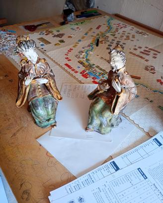 Coppia di statuette giapponesi in ceramica