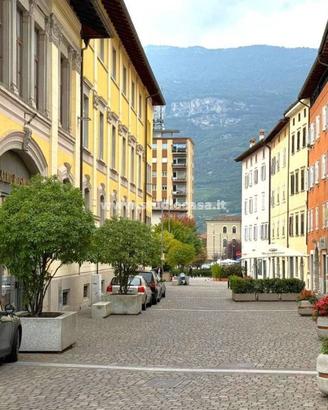 Casa indipendente di 290 m² con più di 5 locali a 