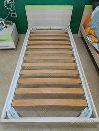 2 letti a una piazza identici con materasso 