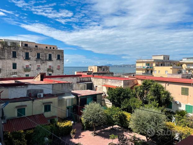 Quadrilocale con vista mare e Vesuvio