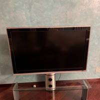 TV con base in vetro
