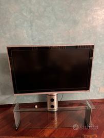 TV con base in vetro