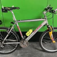 Mountain bike ammortizzata in alluminio
