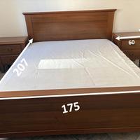 Armadio in legno e letto matrimoniale