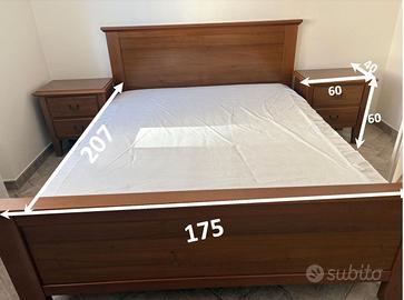 Armadio in legno e letto matrimoniale