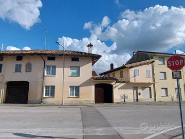 CASA IN LINEA CON CORTE, ACCESSORI E UFFICIO