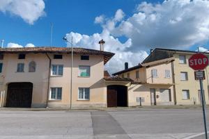 CASA IN LINEA CON CORTE, ACCESSORI E UFFICIO