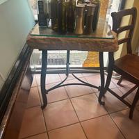 Tavolino in ferro battuto con piano in pietra e ve