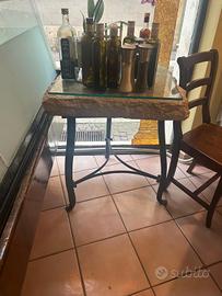 Tavolino in ferro battuto con piano in pietra e ve