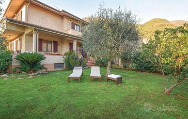 Villa di 225 m² con più di 5 locali a Camaiore