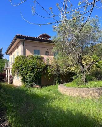 Villa di 380 m² con più di 5 locali e box auto dop