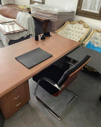Sedia ufficio nera con braccioli a slitta