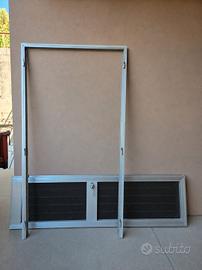 Porta in alluminio con telaio e serratura