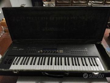 Yamaha S30 synth con case e supporto 