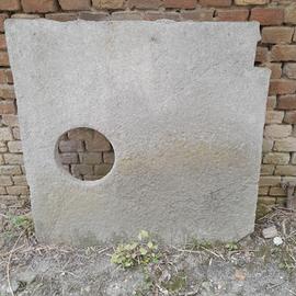 latrina in pietra antica vintage