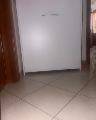 Letto pieghevole con mobile.