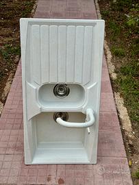 Lavello e rubinetto in fragranite