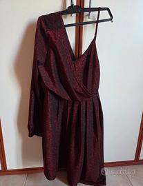 vestito corto con una manica lunga