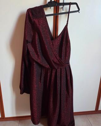vestito corto con una manica lunga