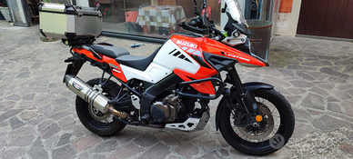 Suzuki V Strom DL 1050 XT bianco e rosso