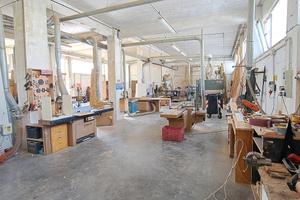 Capannone con ampio piazzale