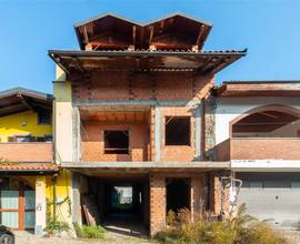 PORZIONE DI CASA CON GIARDINO E BOX DA ULTIMARE