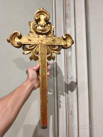 Croce antica in legno dorato