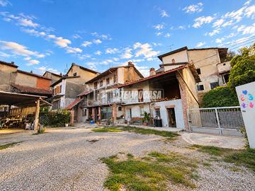 SOLUZIONE INDIPENDENTE RISTRUTTURATA CON CORTILE