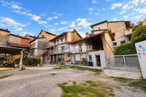 SOLUZIONE INDIPENDENTE RISTRUTTURATA CON CORTILE