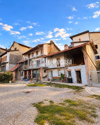 SOLUZIONE INDIPENDENTE RISTRUTTURATA CON CORTILE