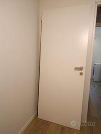 Porta battente bianca moderna