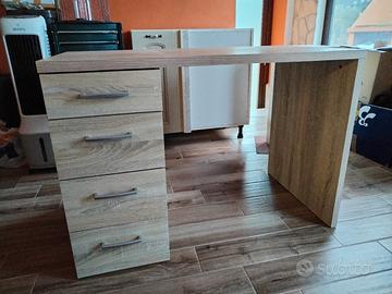 Scrivania con cassetti