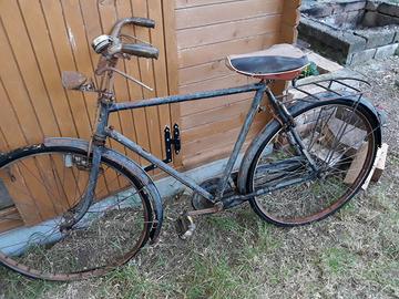 Vecchia bicicletta aquila da uomo