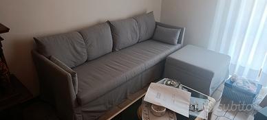 divano Ikea con poggiapiedi