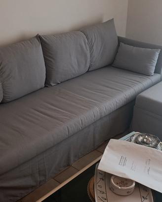 divano Ikea con poggiapiedi