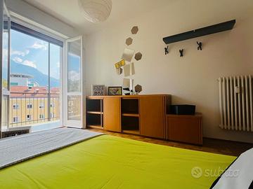 Luminosa stanza singola per studenti da agosto