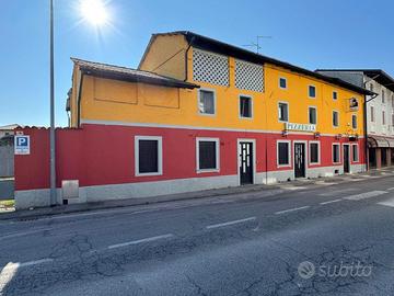 Stabile centrale con ampie potenzialità abitati...