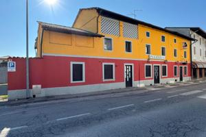 Stabile centrale con ampie potenzialità abitati...