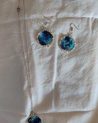 Set collana e orecchini in resina