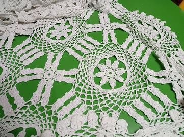 Copritavolo all'uncinetto