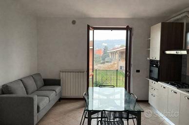 a Grole Luminoso trilocale con terrazzo e piscina