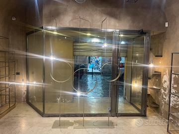 Porta vetrina negozio in ferro e vetro.