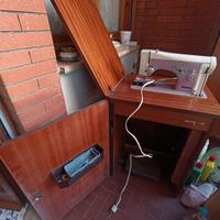 Macchina da cucire Necchi con mobile originale