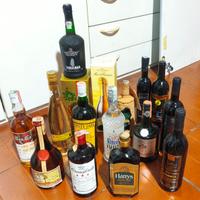 16 bottiglie liquori e vini 