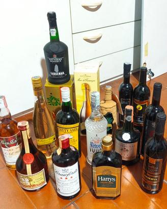 16 bottiglie liquori e vini 
