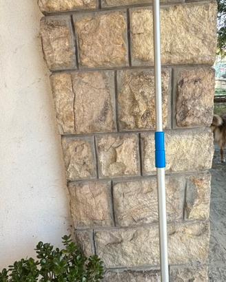 Spazzola per piscina con asta